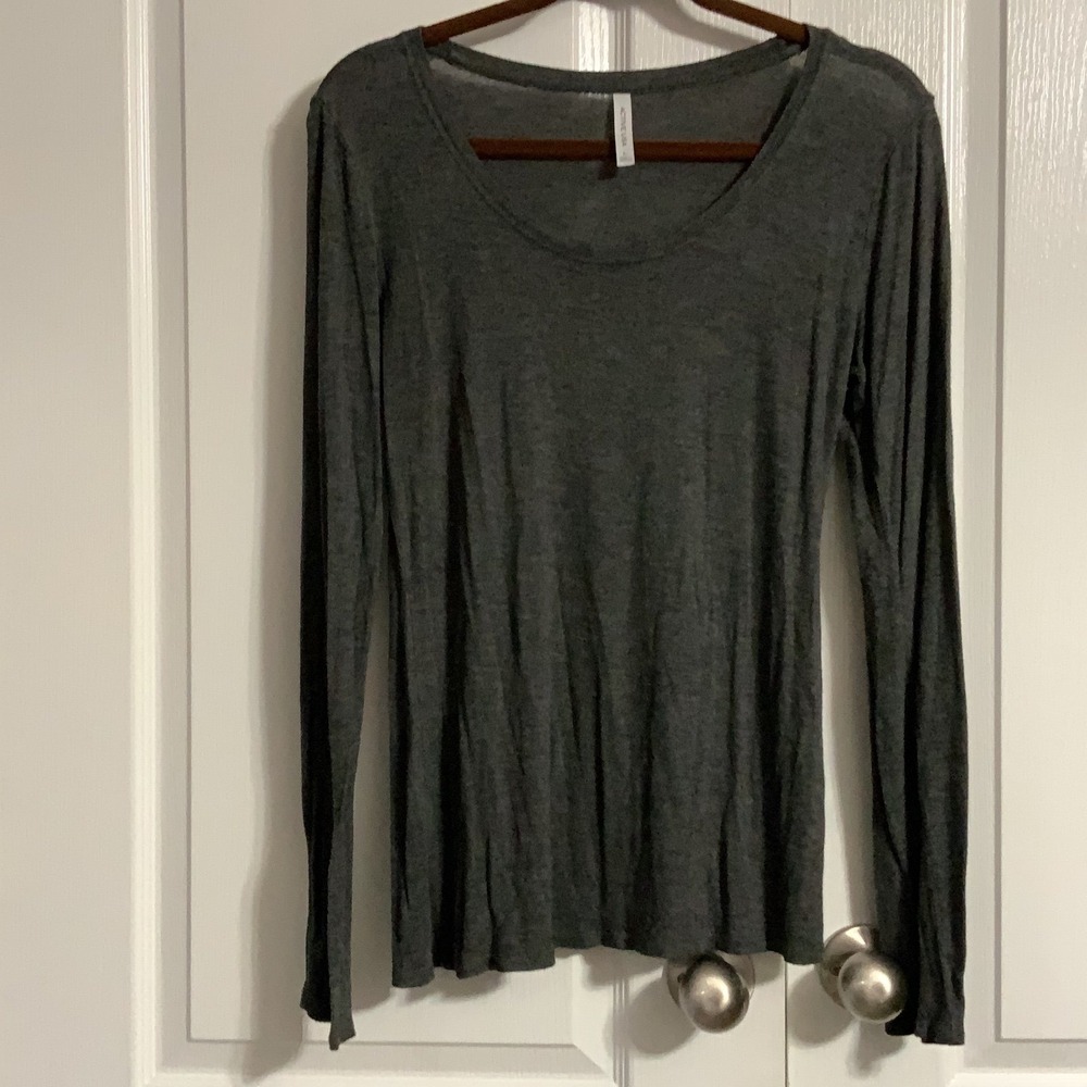 Gray T-shirt, long sleeves size Large‎